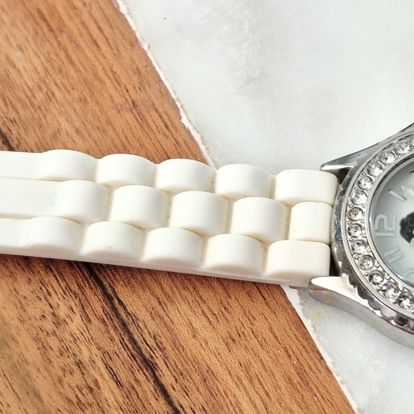 Penguin Design Watch with Rhinestones - Picture 8 of 8